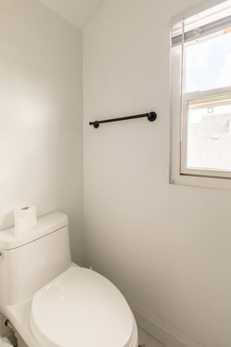 Modern House Newly Furnished 3 Mins Drive To Fall ナイアガラ・フォールズ エクステリア 写真